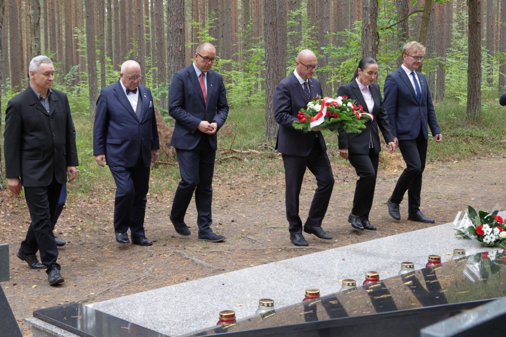 delegacja Muzeum Piaśnickiego składa wieniec w Lasach Piaśnickich
