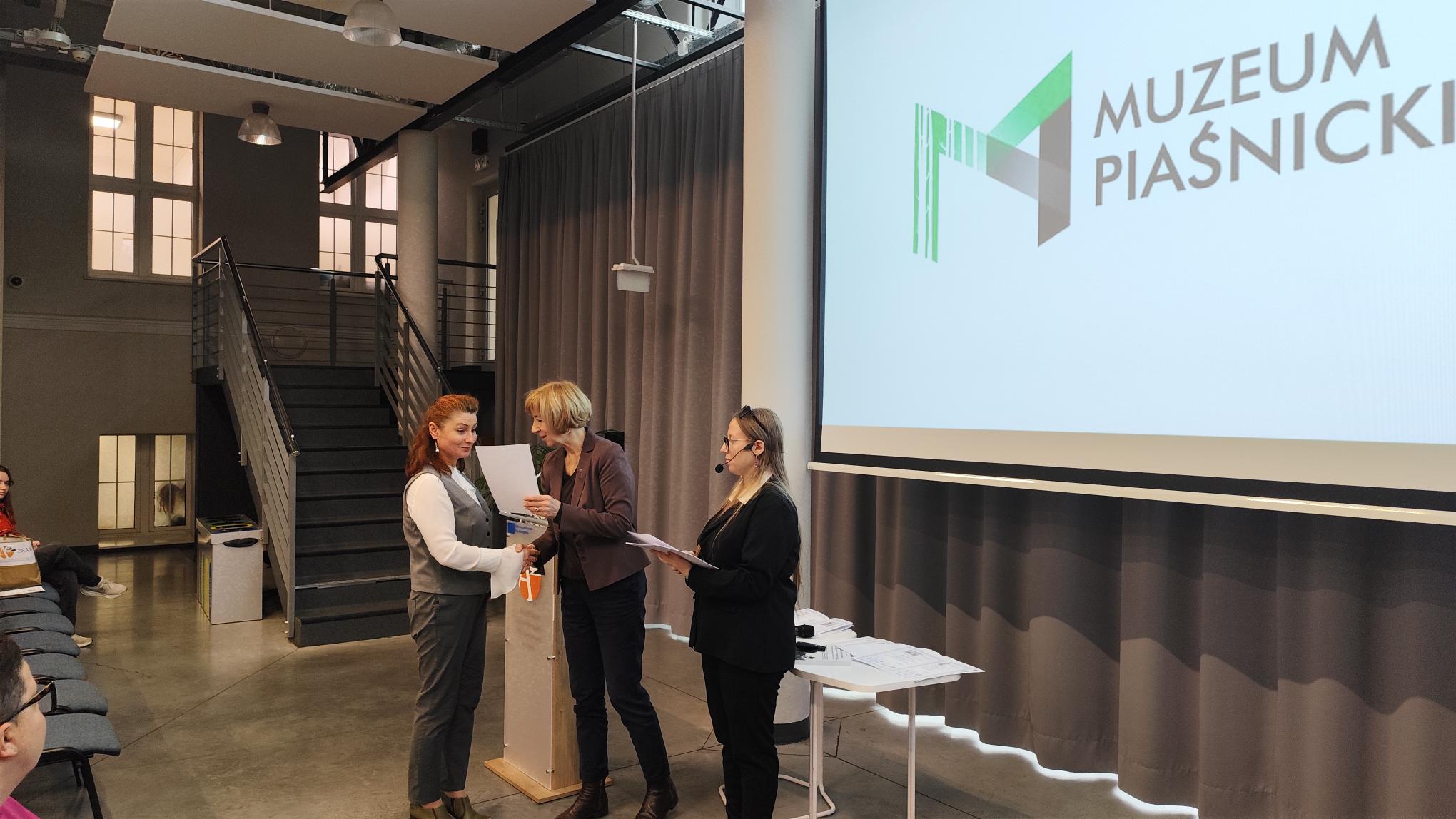 wręczenie nagród podczas konkursu Zbrodnia piaśnicka młodzi pamiętają