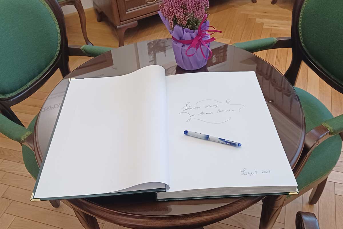 Das offene Gästebuch des Piaśnica-Museums liegt auf dem Tisch.