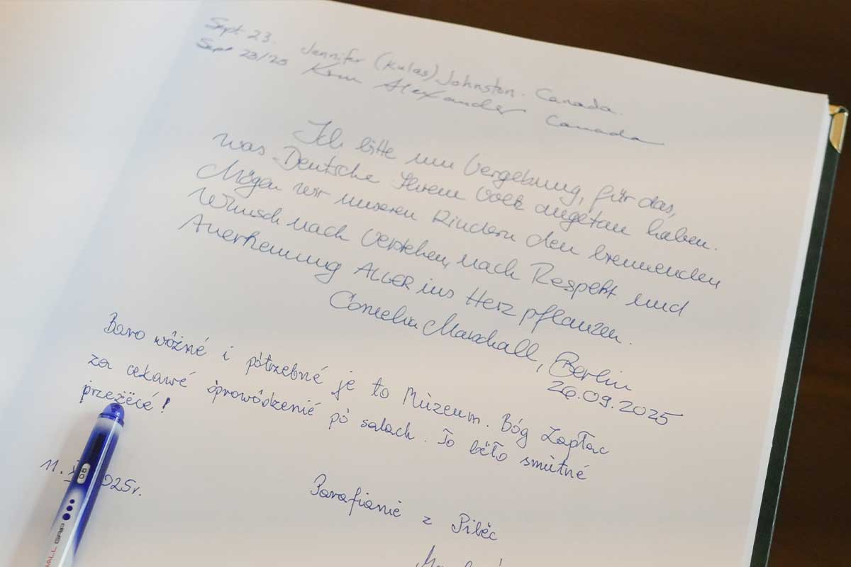 przykładowe wpisy w księdze pamiątkowej Muzeum Piaśnickiego