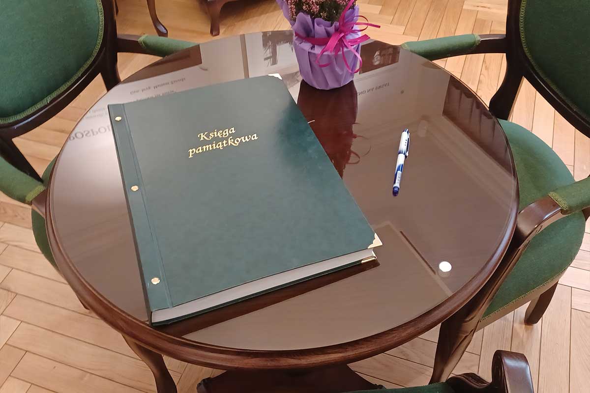 Das Gedenkbuch des Piaśnica-Museums liegt auf dem Tisch.