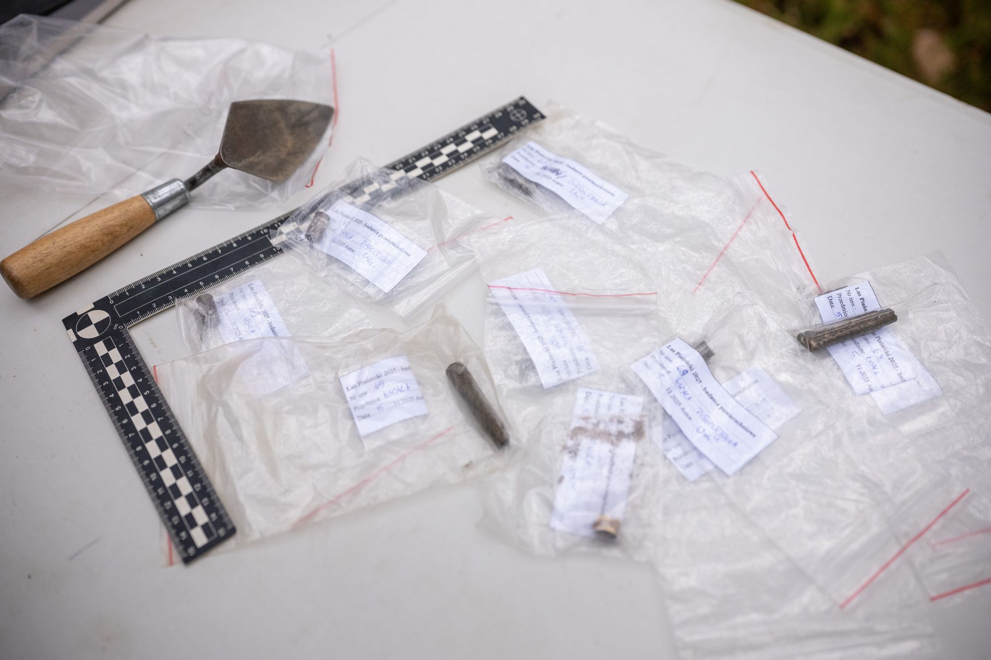 Artefakte, die im Wald von Piaśnica gefunden wurden