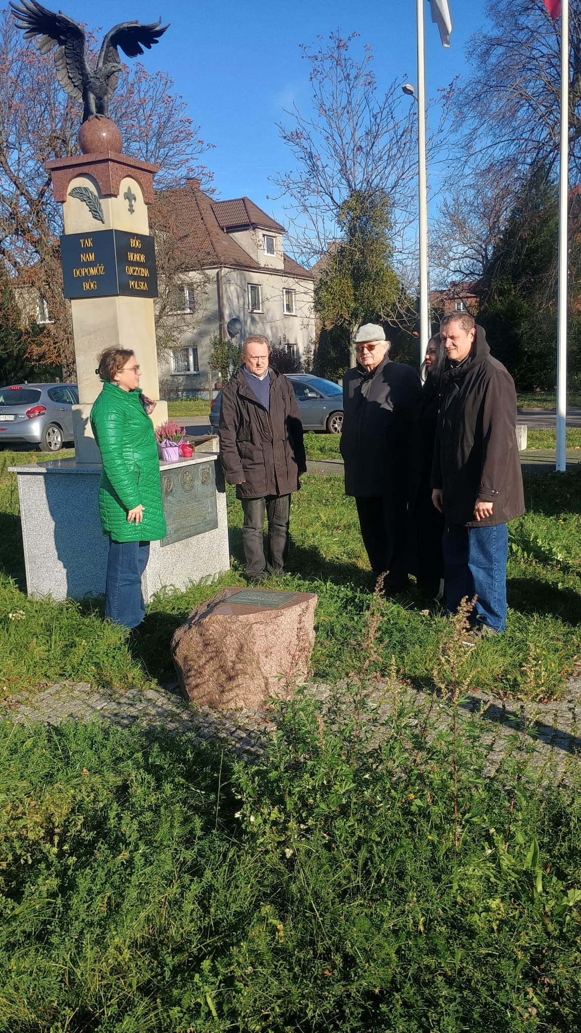 Mitarbeiter des Piaśnica-Museums vor dem Denkmal zum 100. Jahrestag der Wiedererlangung der Unabhängigkeit