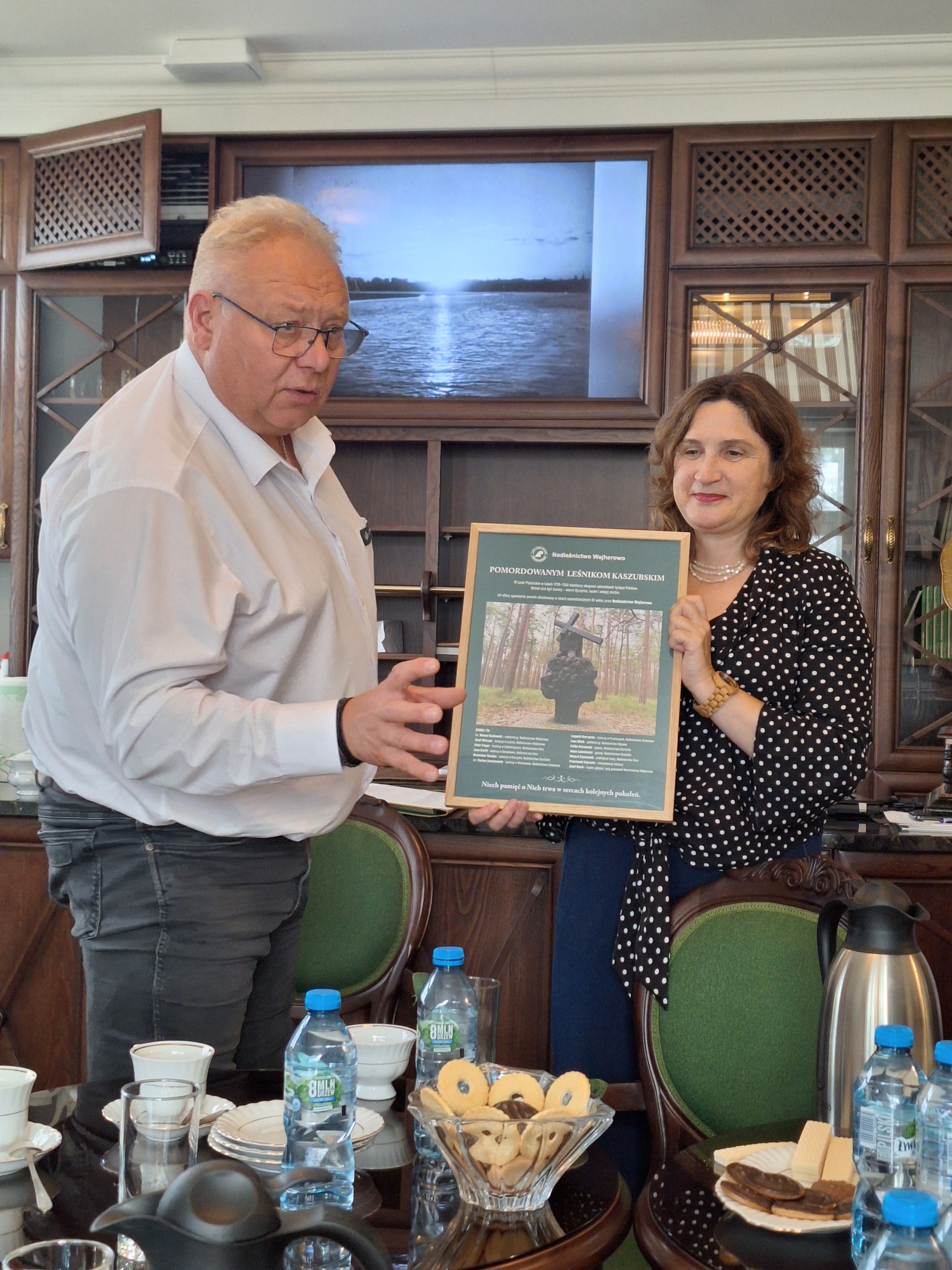 wręczenie tablicy upamiętniającej pomordowanych leśników kaszubskich