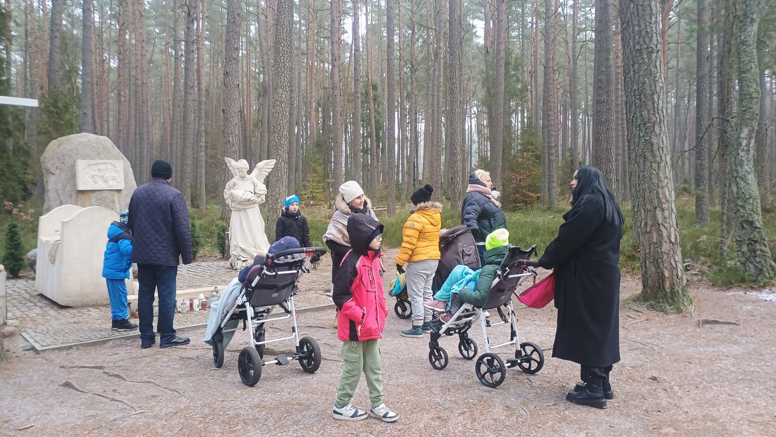 dzieci przed masowym grobem w Lesie Piaśnickim