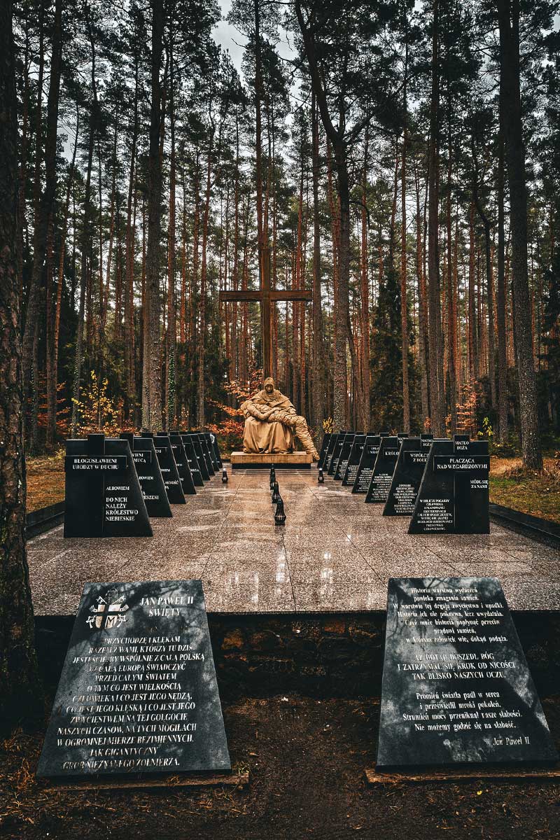 Skulptur der Maria mit Jesus und Tafeln mit Gebeten
