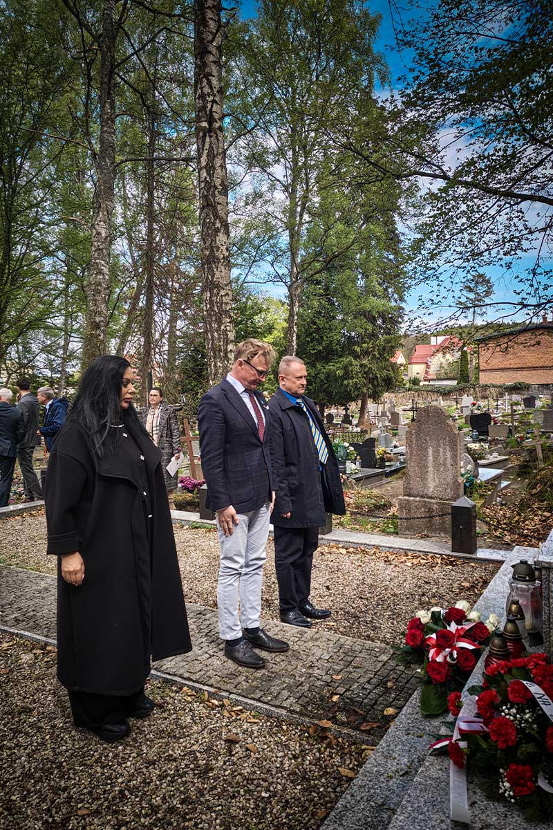 złożenie wieńców przed mogiłą więźniów KL Stutthof w Wejherowie