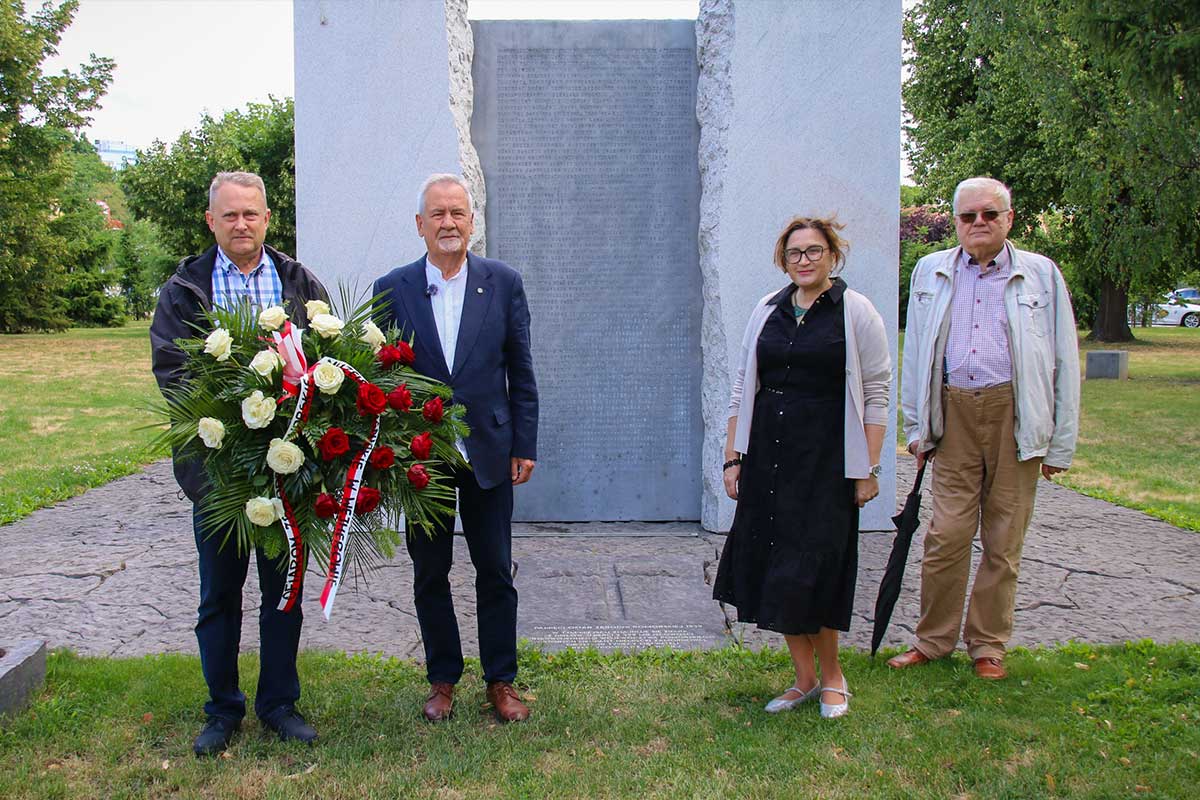 Pracownicy Muzeum Piaśnickiego przed pomnikiem w Toruniu