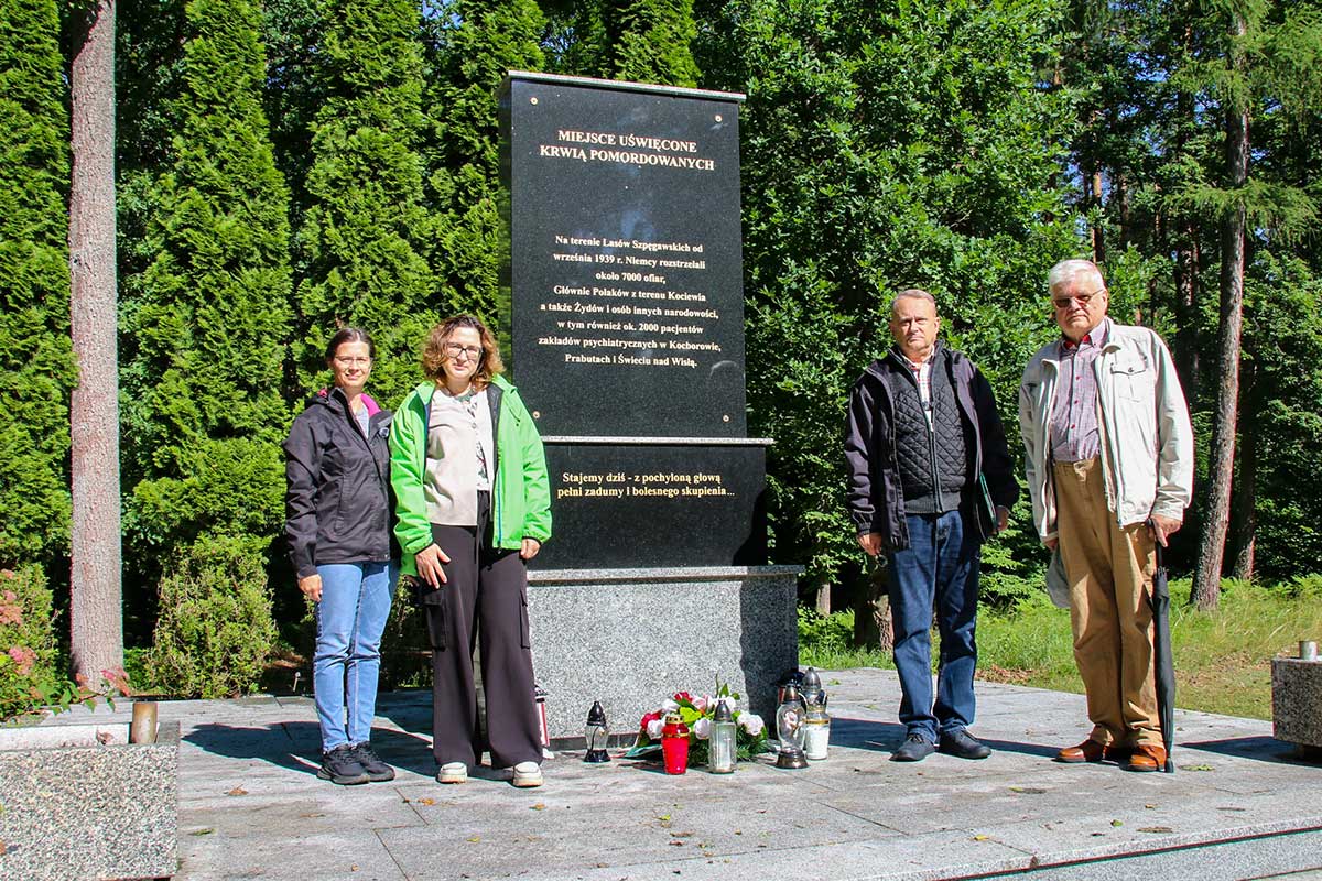 pracownicy Muzeum Piaśnickiego przy pomniku w Lesie Szpęgawskim