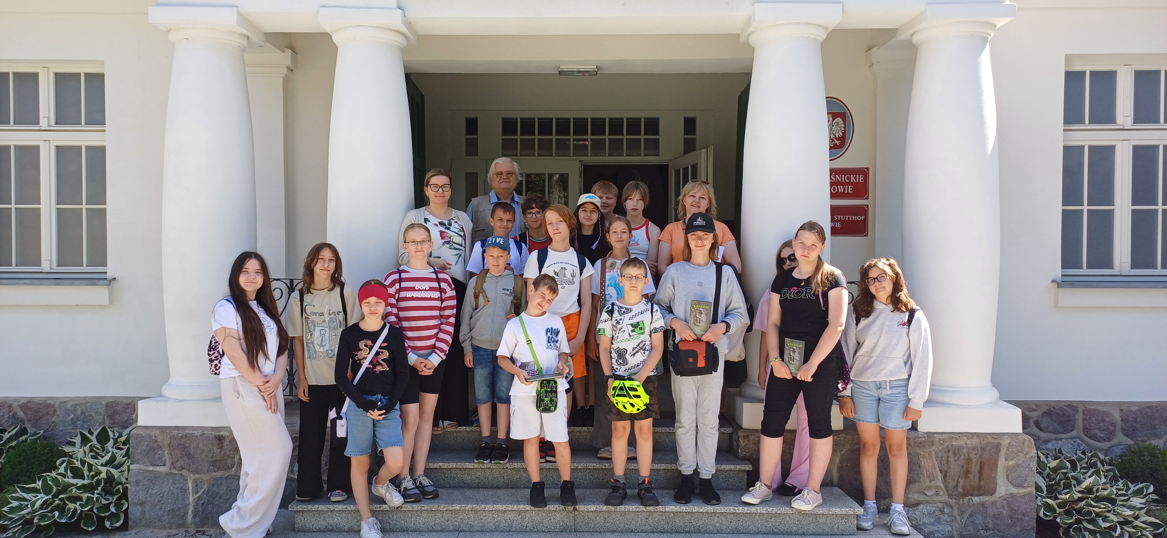 młodzież przed Muzeum Piaśnickim