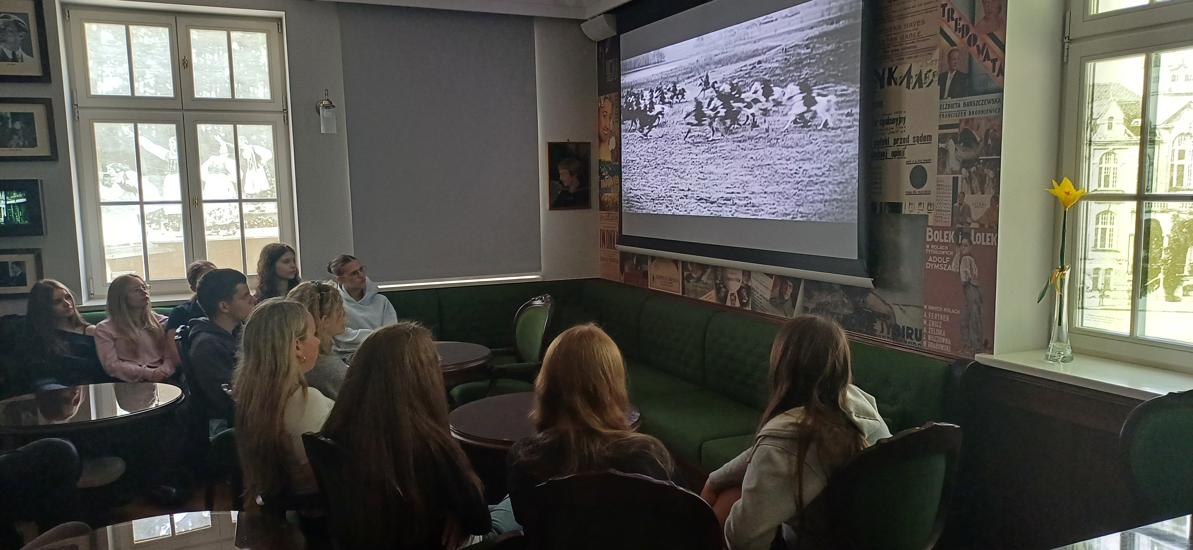młodzież ogląda film w Muzeum Piaśnickim