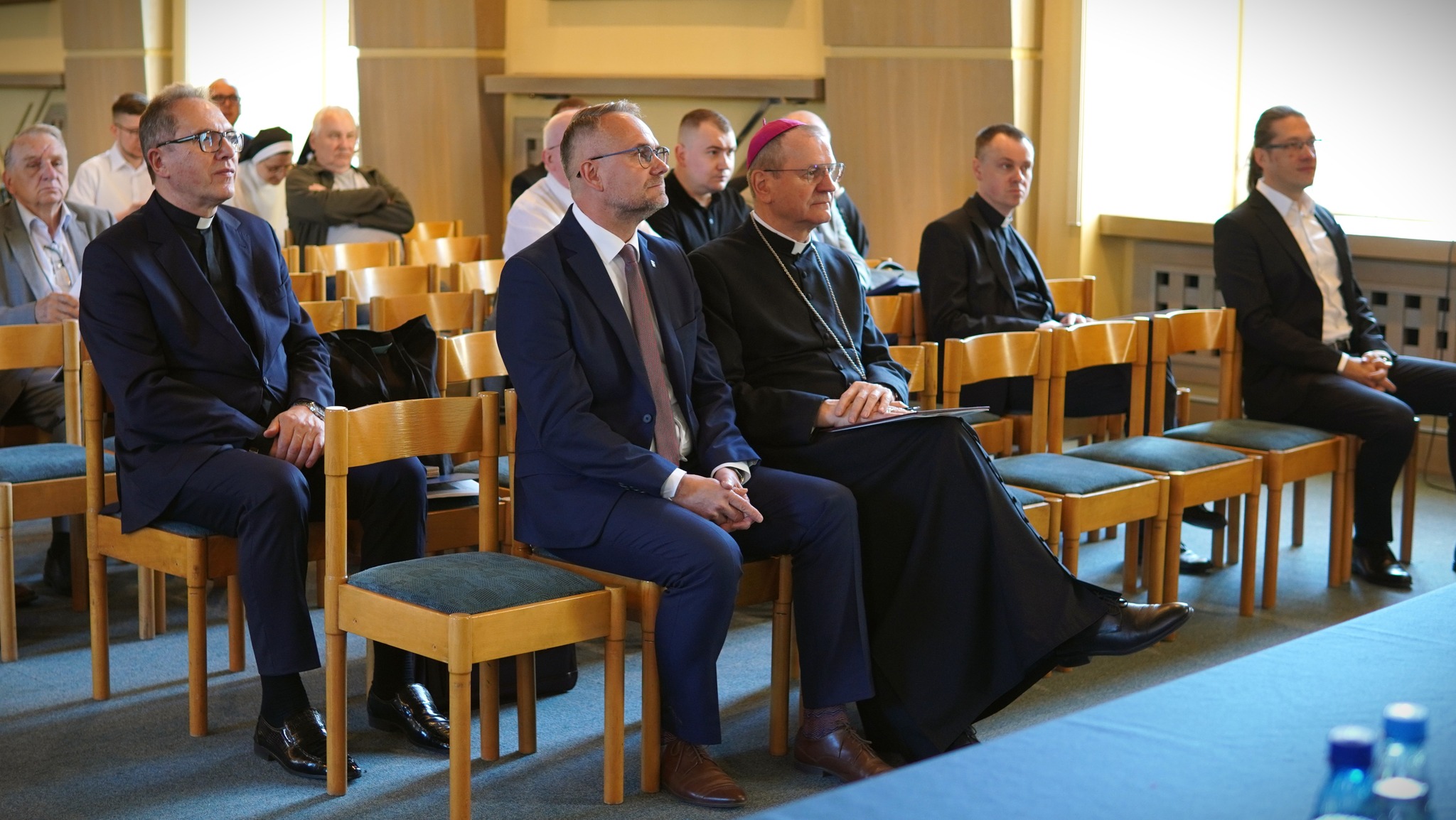 goście konferencji wokół biskupstwa gdańskiego