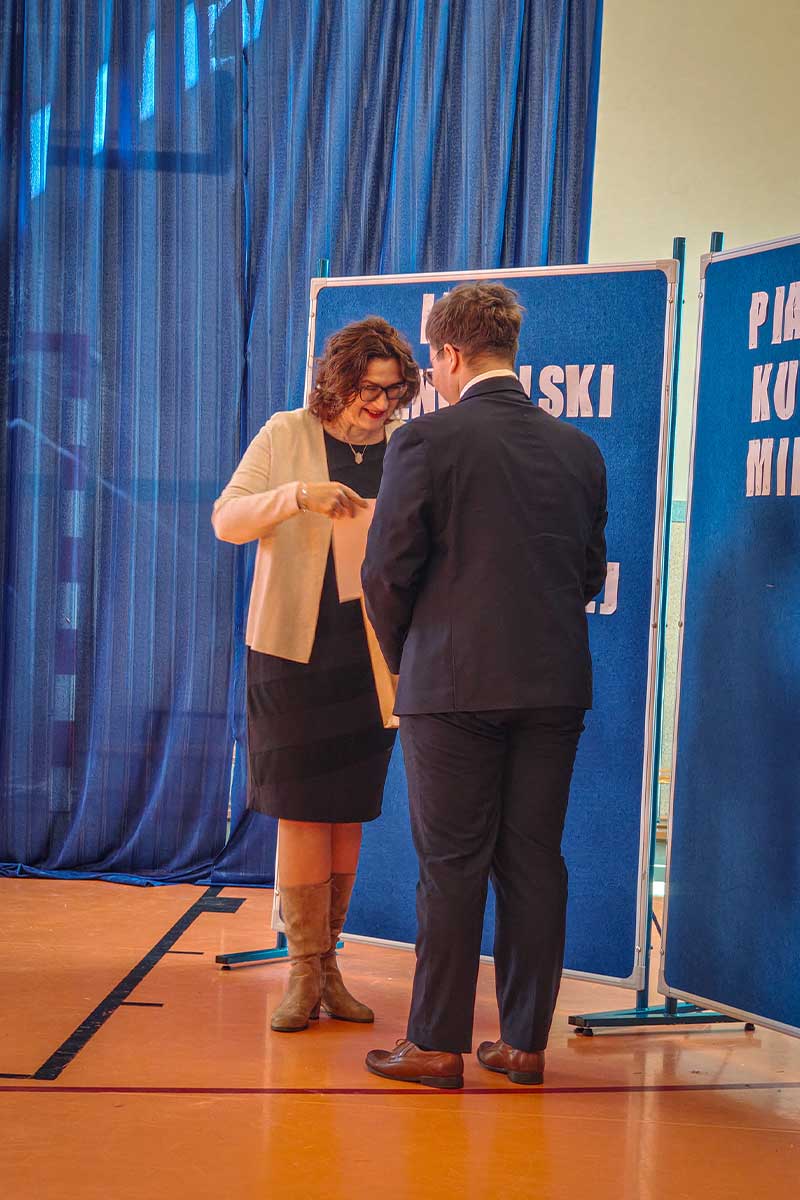 kierowniczka Muzeum Piaśnickiego wręcza nagrodę