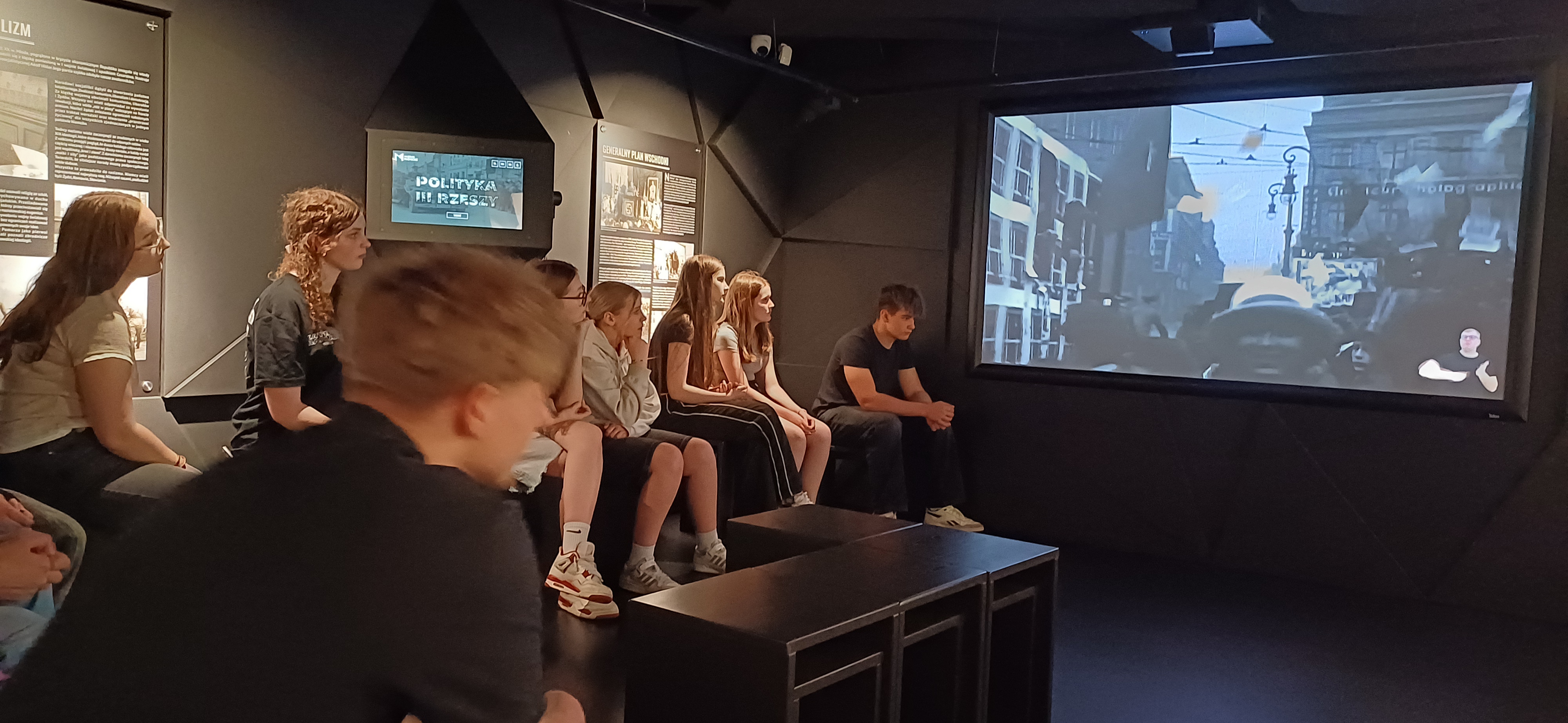 młodzież ogląda film w Muzeum Piaśnickim