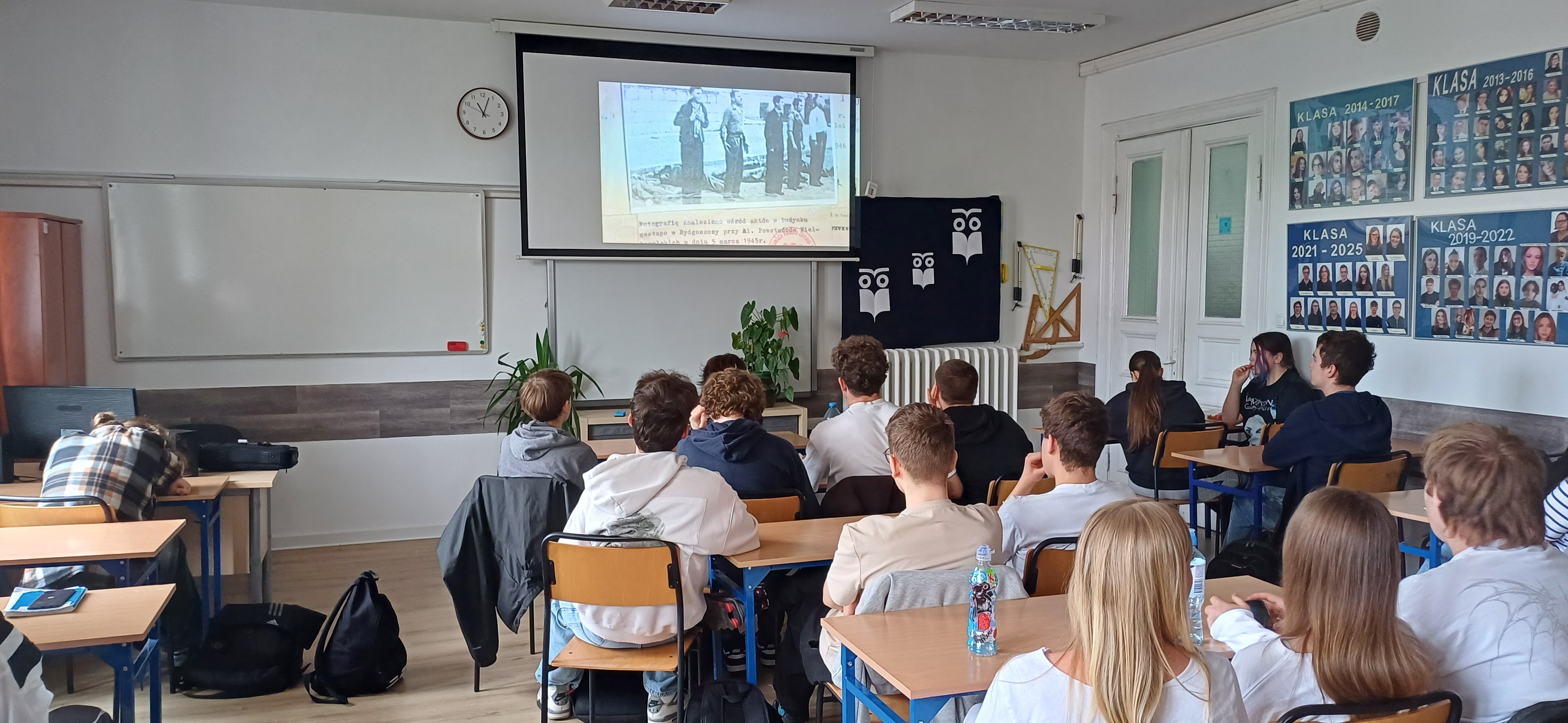młodzież w szkole ogląda prelekcję filmu Piaśnica
