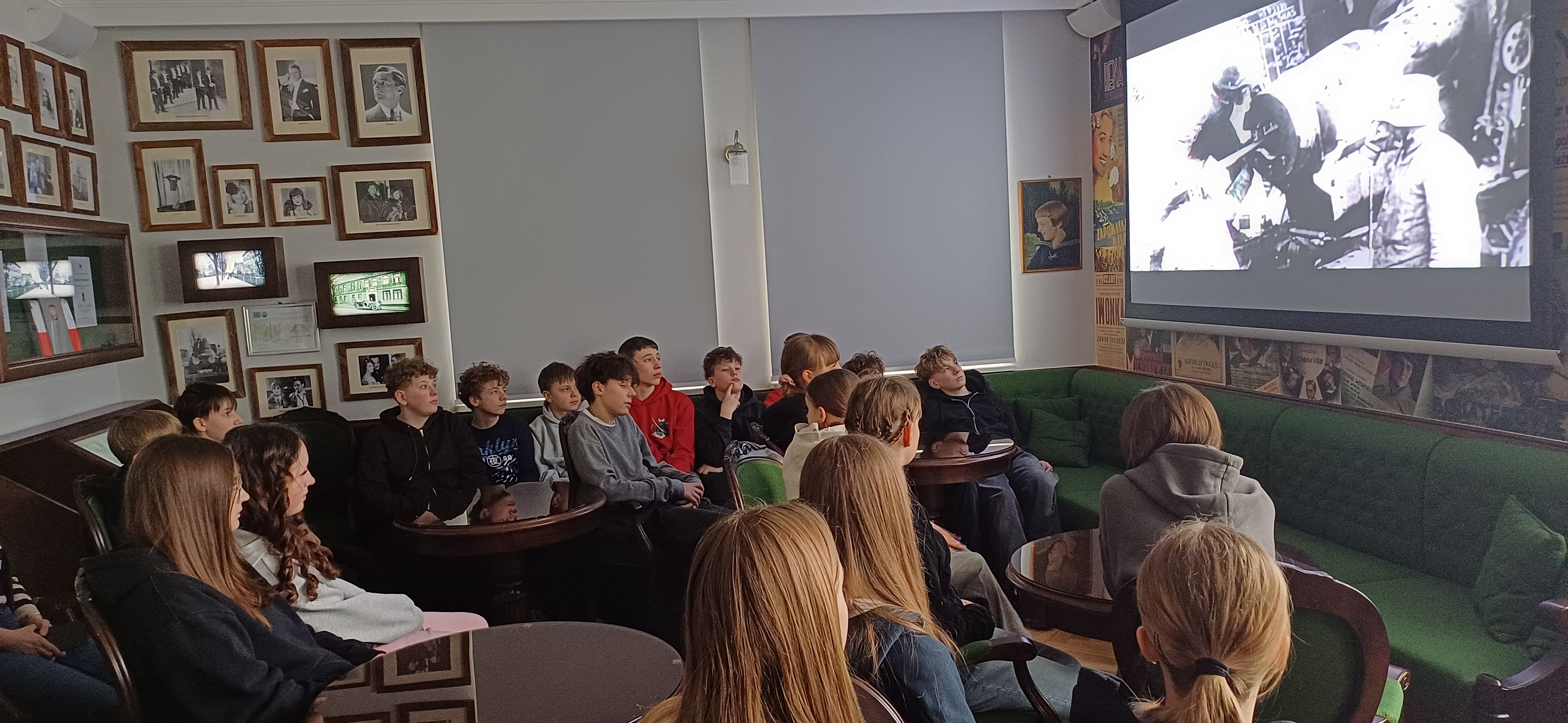 młodzież ogląda film o Piaśnicy