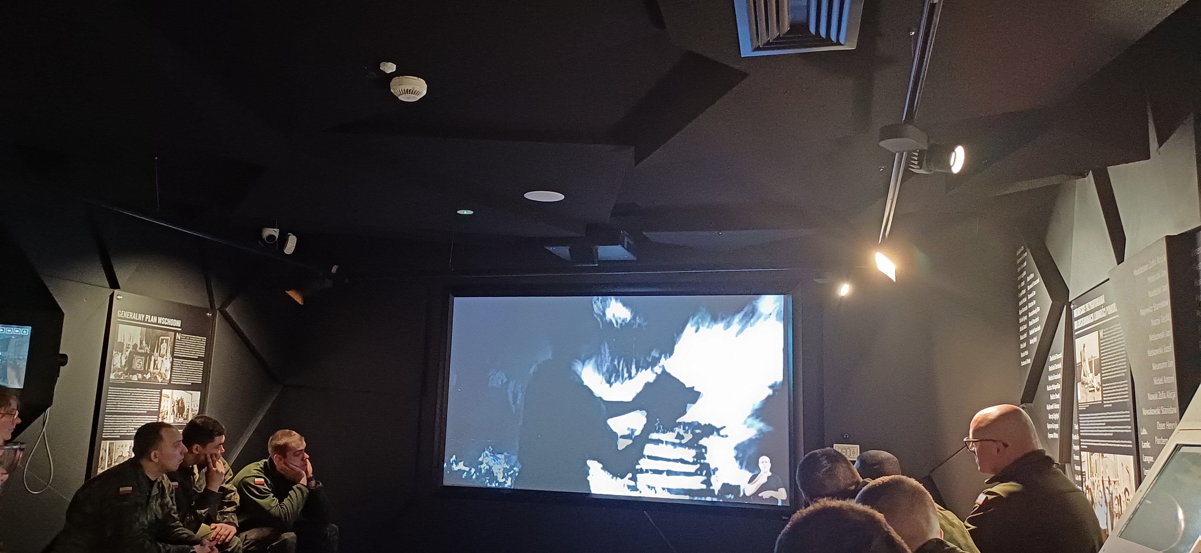 wojskowi oglądają film o Piaśnicy