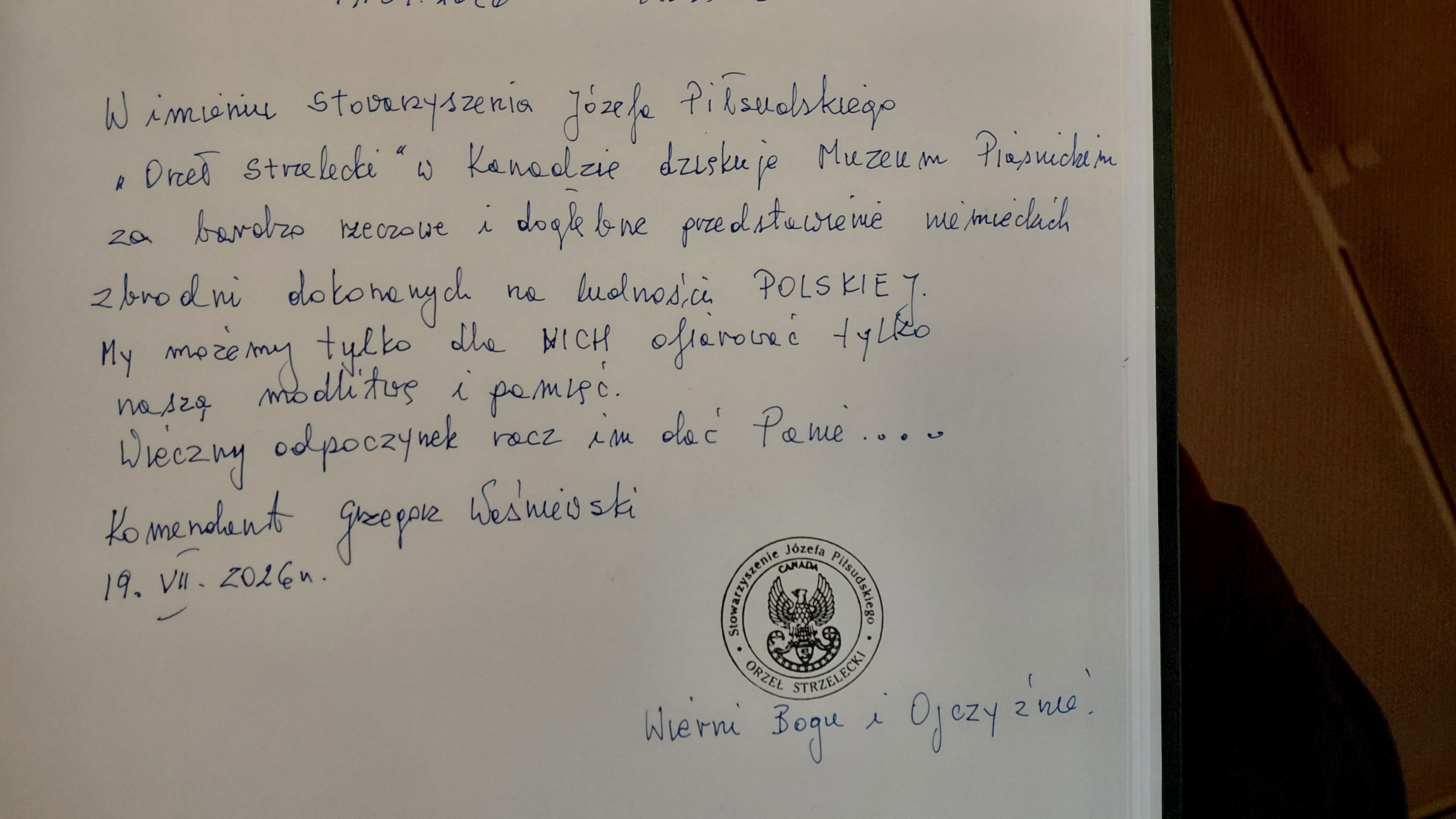 Pamiątkowy wpis komendanda stowarzyszenia Orzeł Biały w księdze Muzeum Piaśnickiego