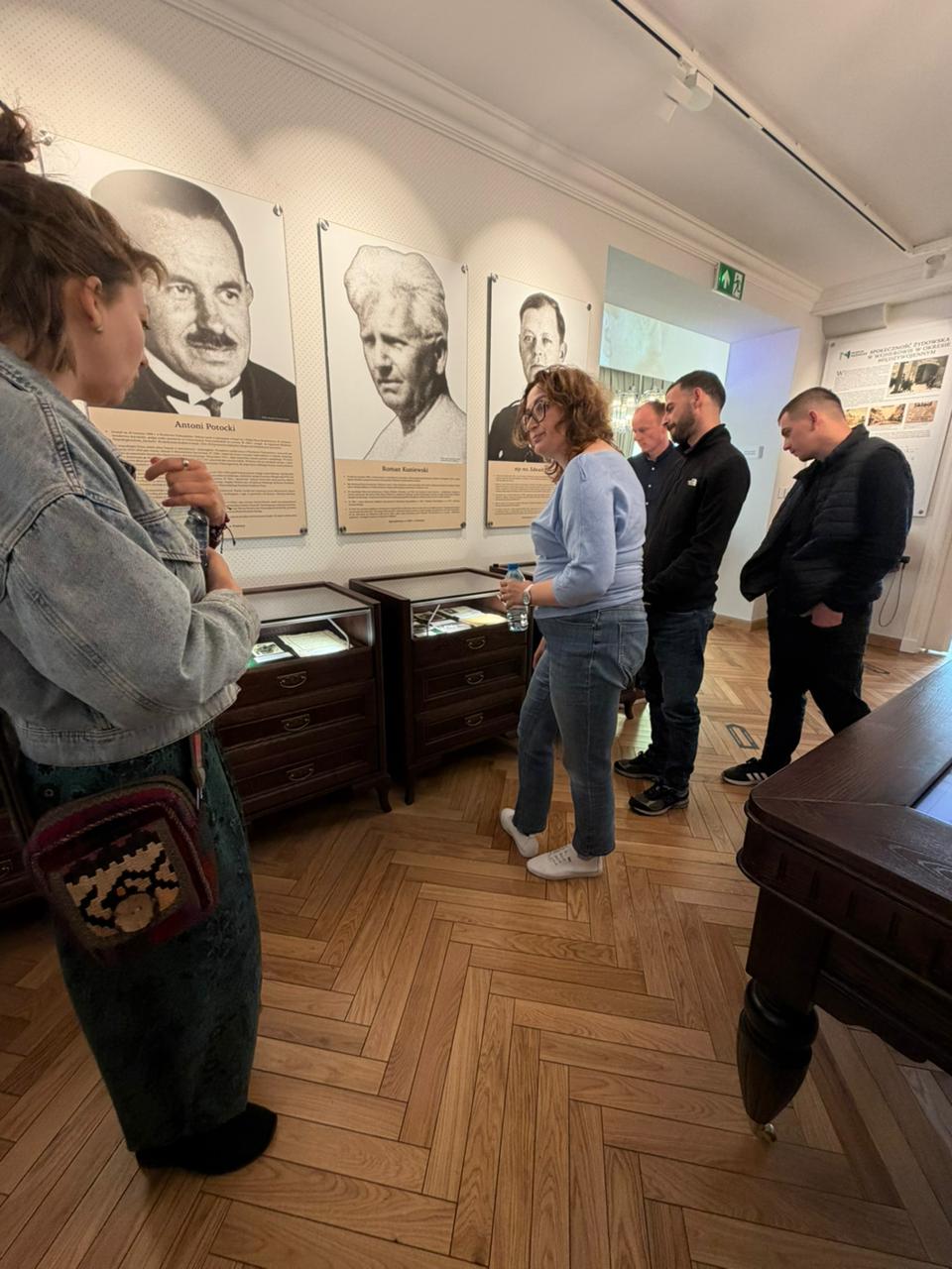 goście oglądają wystawę w Muzeum Piaśnickie w Wejherowie