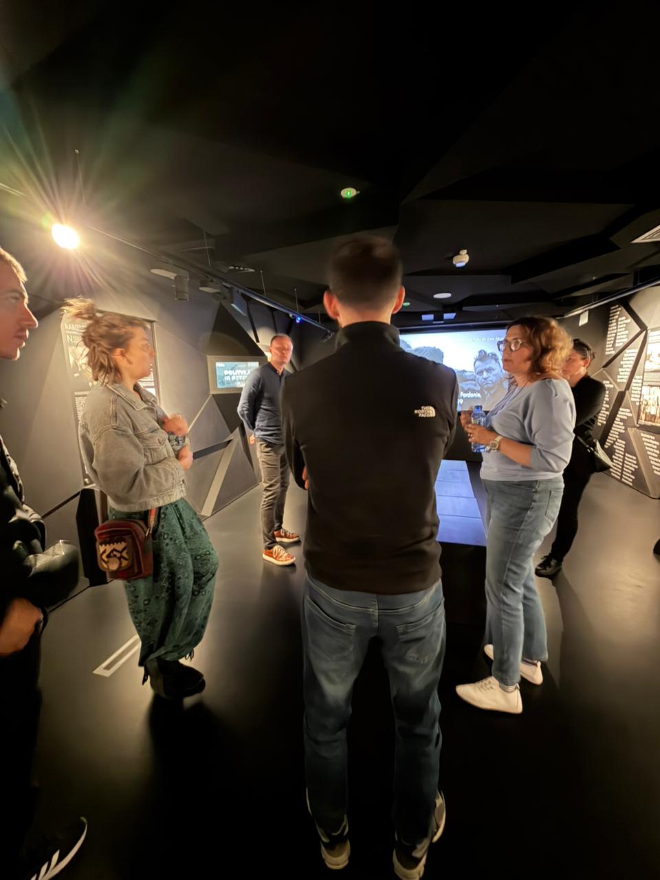 goście zwiedzają Muzeum Piaśnickie w Wejherowie