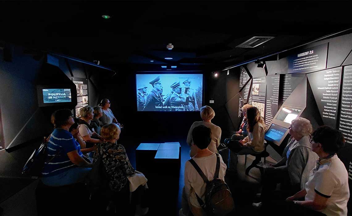 goście zwiedzają Muzeum Piaśnickie w Wejherowie