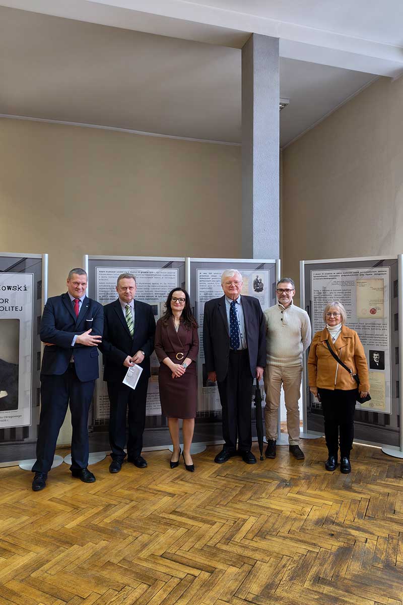 pracownicy Muzeum Piaśnickiego z prezeską sądu w Gdyni