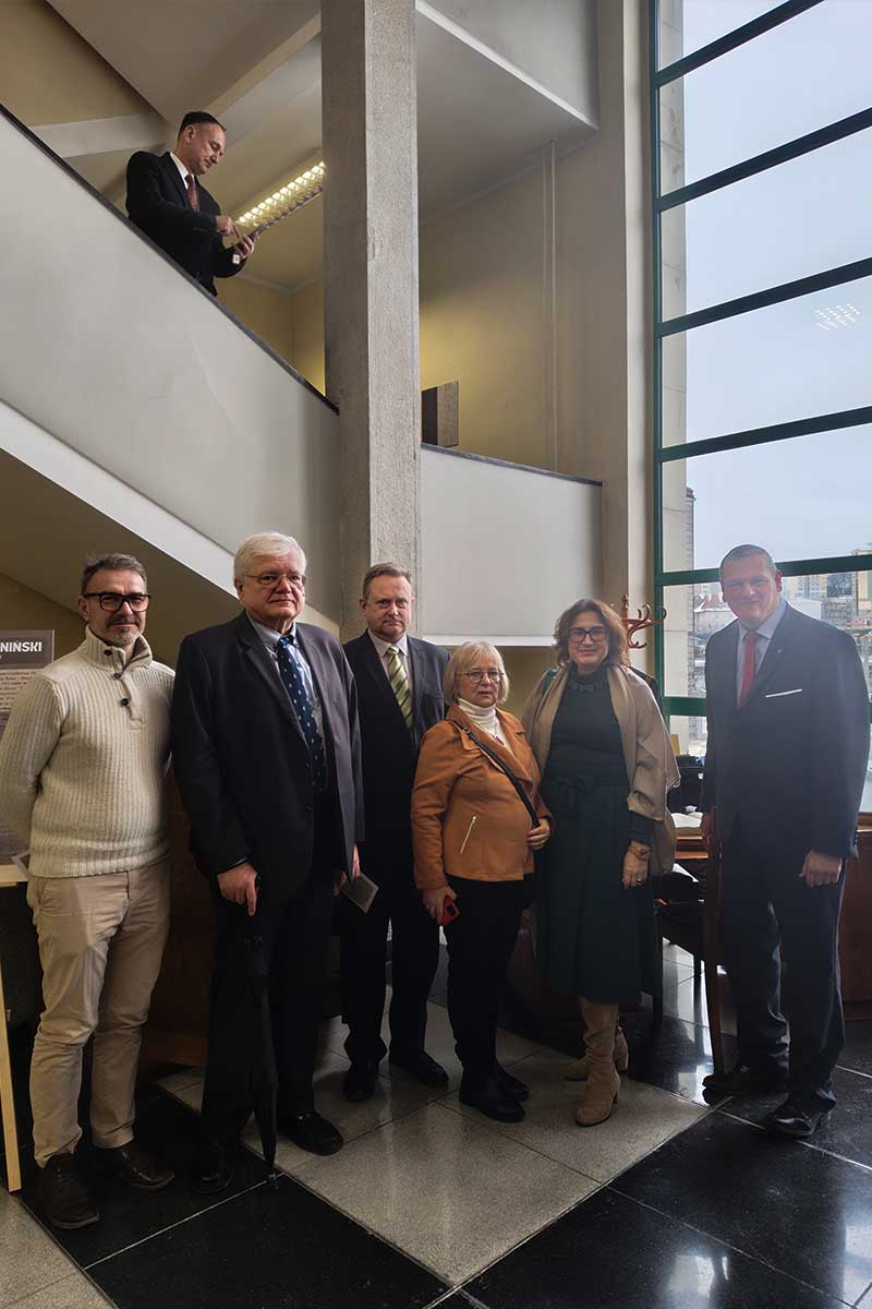 pracownicy Muzeum Piaśnickiego na wystawie w Gdyni