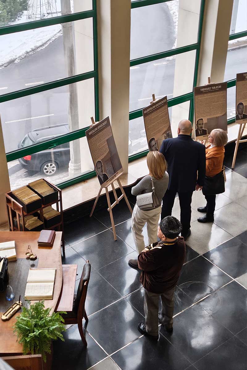 ludzie oglądają wystawę w Sądzie Rejonowym w Gdyni