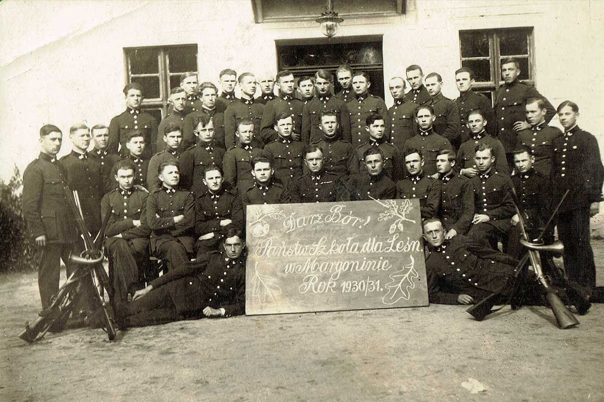 Absolwenci Państwowej Szkoły dla Leśniczych w Margoninie rocznik 1930/31