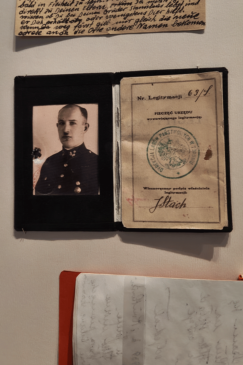 Zbliżenie na legitymację leśnika Józefa Stacha na wystawie w Muzeum II Wojny Światowej w Gdańsku