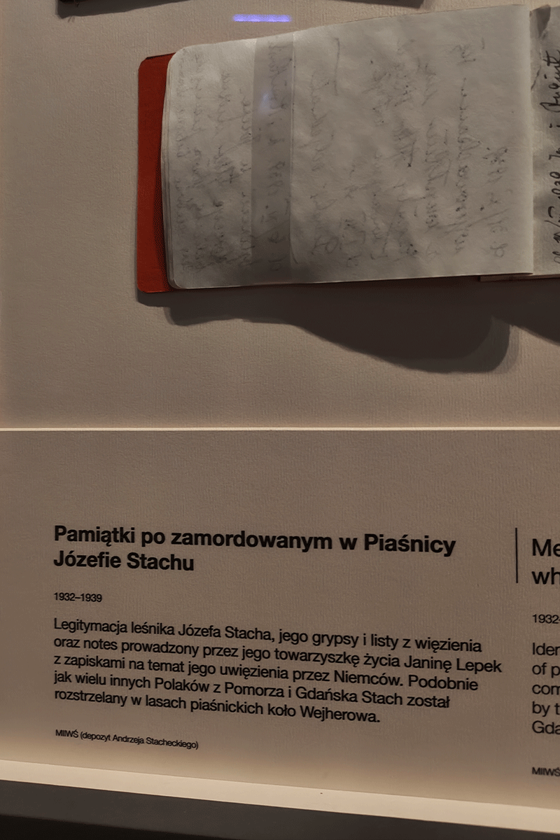 Opis pamiątek po Józefie Stachu na wystawie w Muzeum II Wojny Światowej w Gdańsku