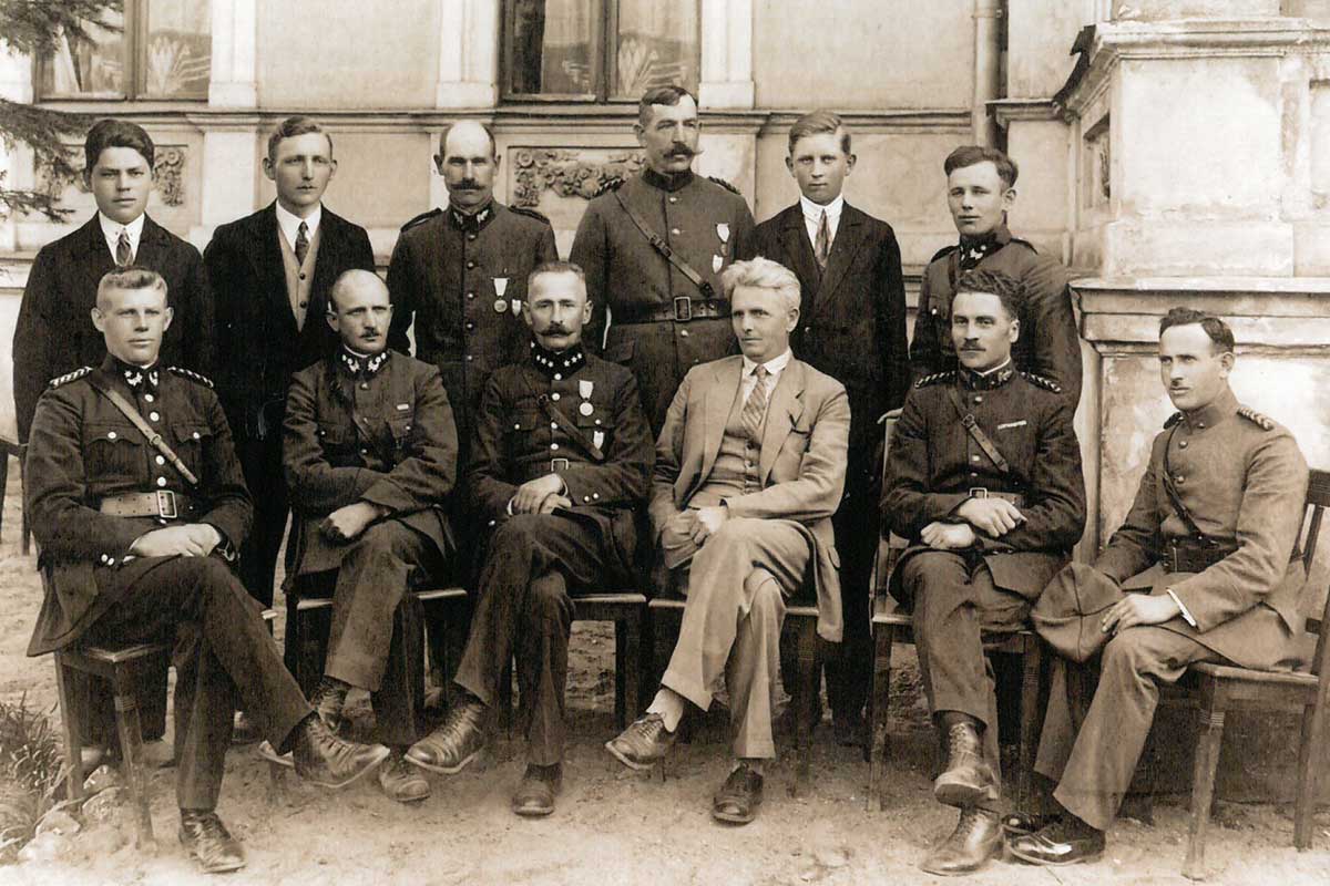 Józef Wilczek z załogą leśników