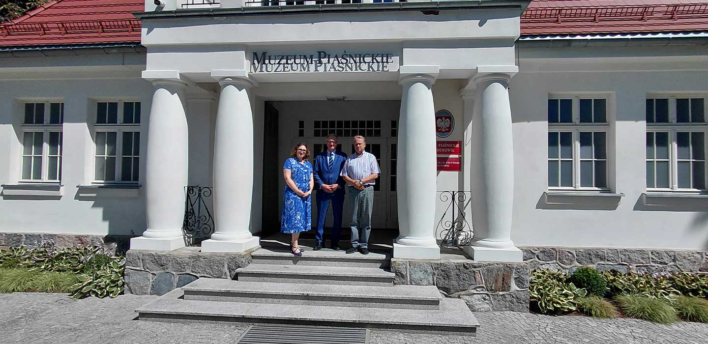 konsul federacji Niemiec z pracownikami przed Muzeum Piaśnickim