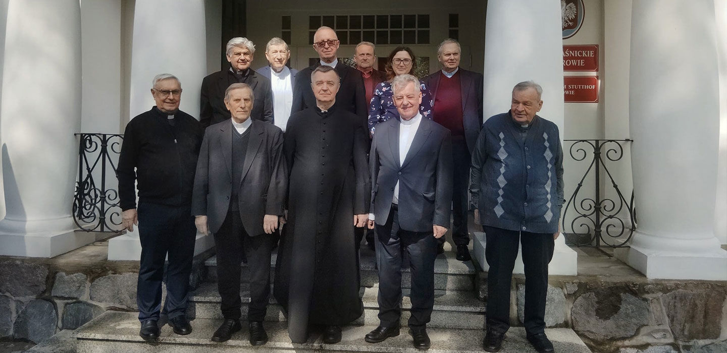 księża jubilaci z pracownikami przed muzeum piaśnickim