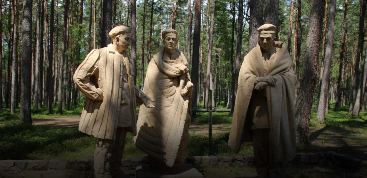 rzeźby więźniów KL Stutthof w Lesie Piaśnickim