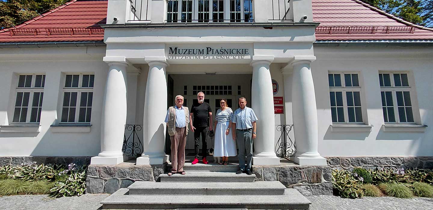 pracownicy Muzeum Piaśnickiego z Krzysztofem Kozłowskim przed muzeum