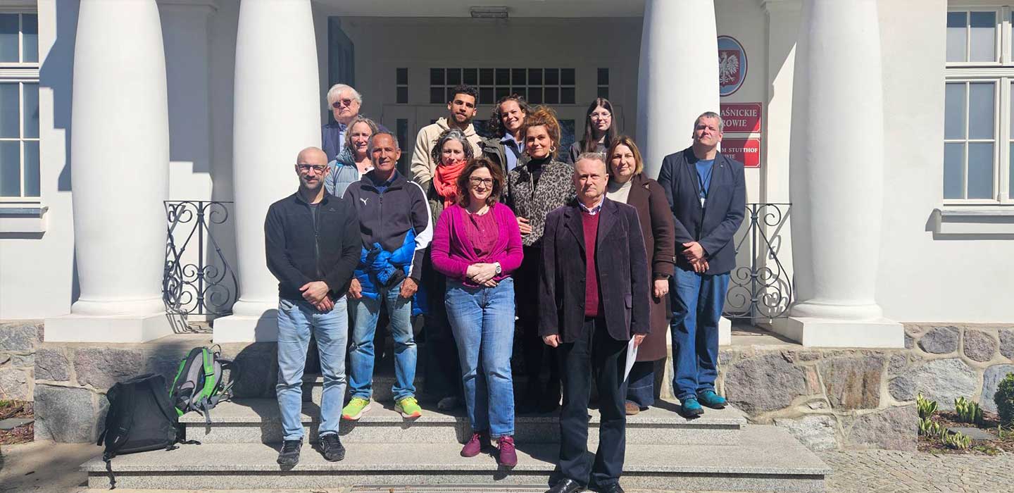 pracownicy z gośćmi przed Muzeum Piaśnickim