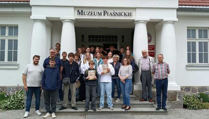 młodzież z pracownikami przed Muzeum Piaśnickim w Wejherowie