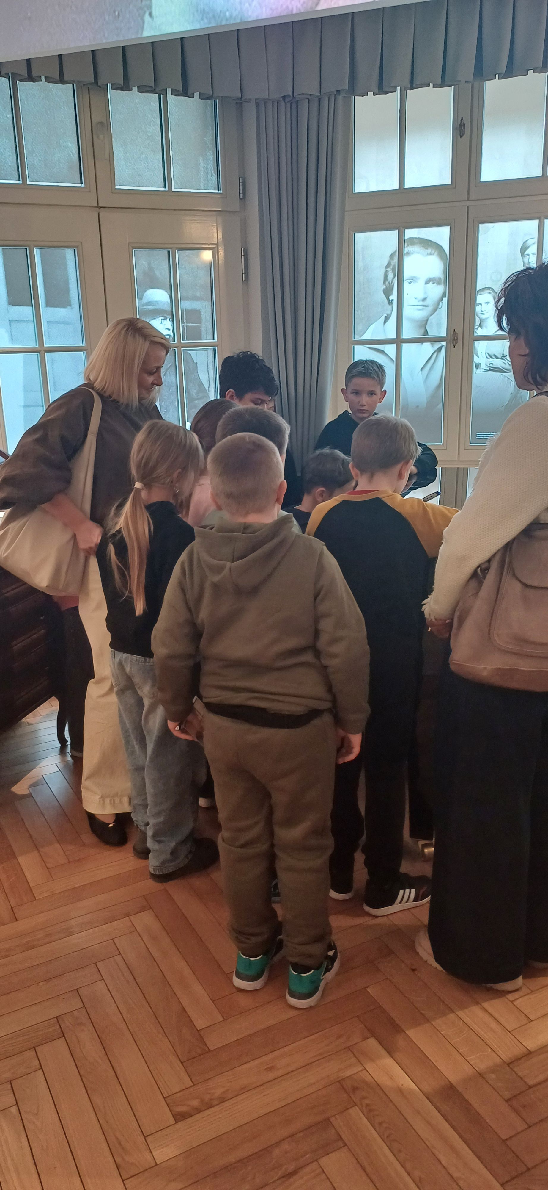 młodzież ogląda wystawę stałą w Muzeum Piaśnickim