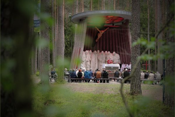 ołtarz w Lasach Piaśnickich