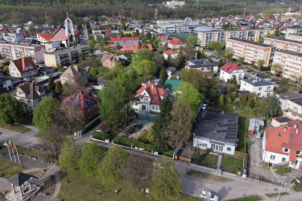 willa rodziny Panków z drona z dużego oddalenia