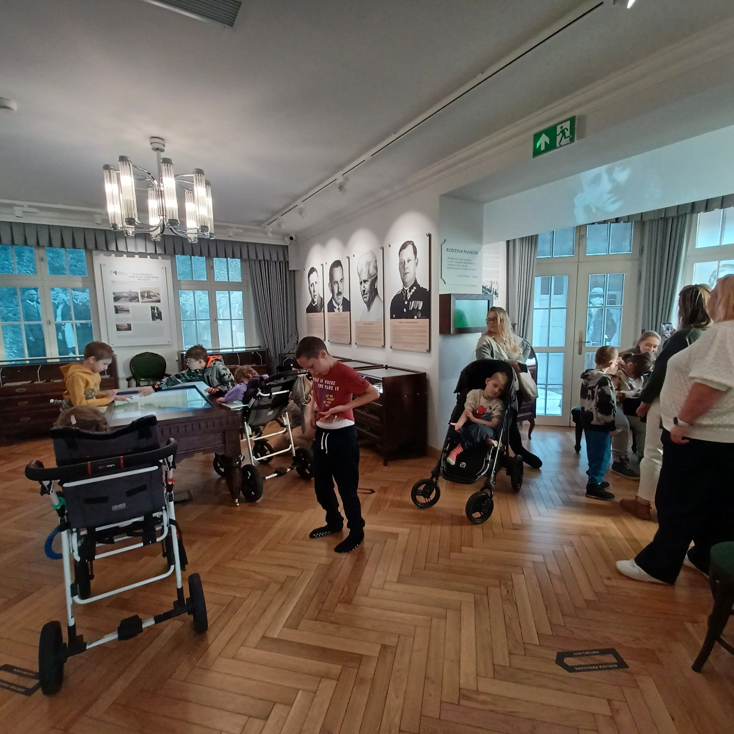 dzieci oglądają wystawę stałą w Muzeum Piaśnickim