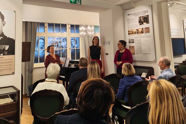 Gemeinsames Weihnachtsliedersingen im Museum von Piaśnica