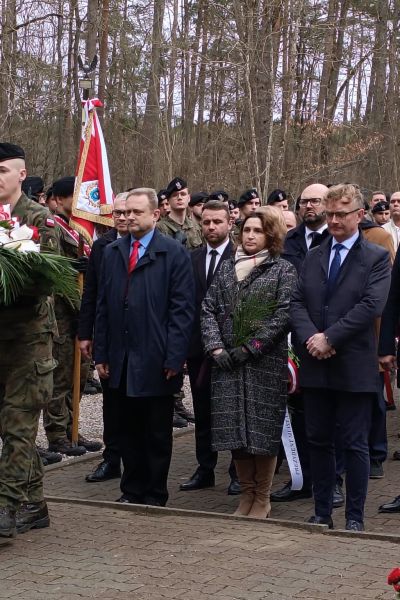 pracownicy składają wieniec przed pomnikiem ofiar piaśnicy