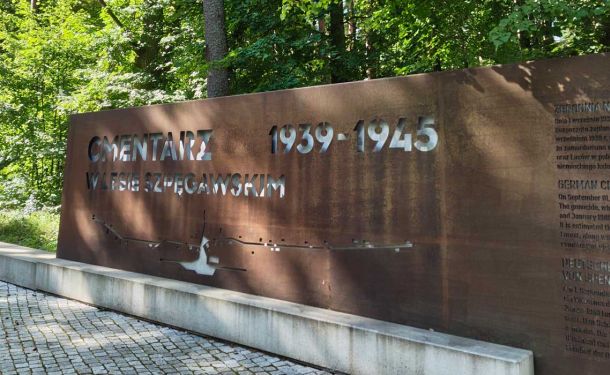 tablica z napisem Cmentarz w Lesie Szpęgawskim 1939-1945