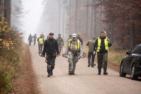 Mitarbeiter des IPN gehen mit Metalldetektoren in den Wald von Piaśnica