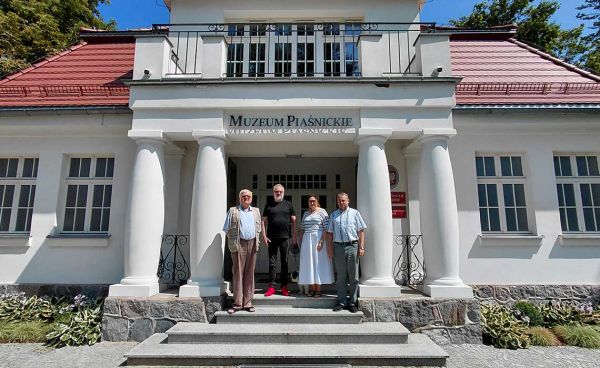 pracownicy Muzeum Piaśnickiego z gościem przed budynkiem muzeum