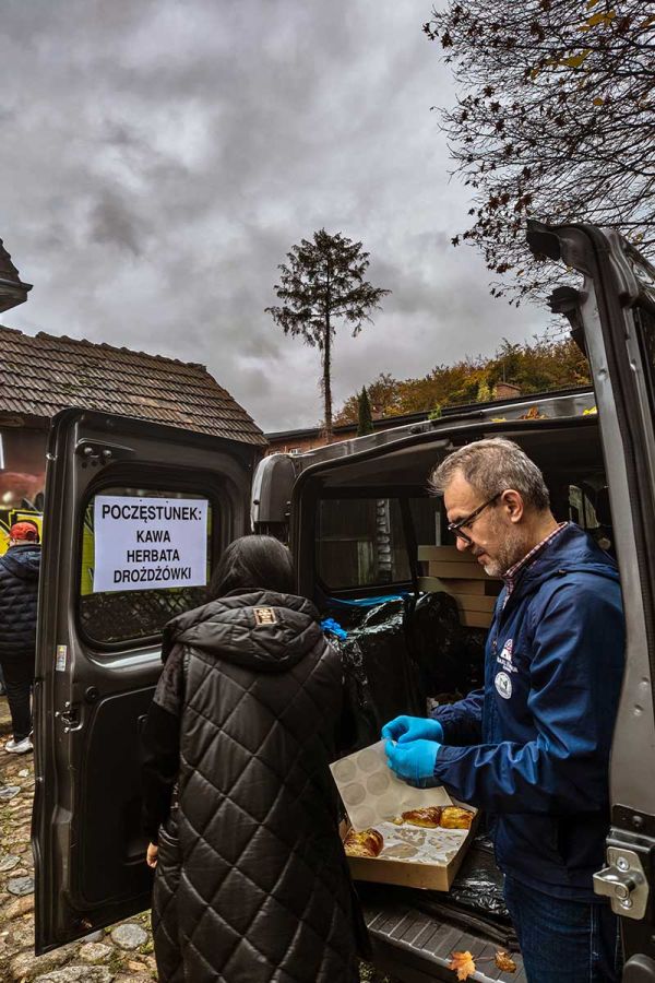 Piaśnica Museum staff distribute refreshments to event participants