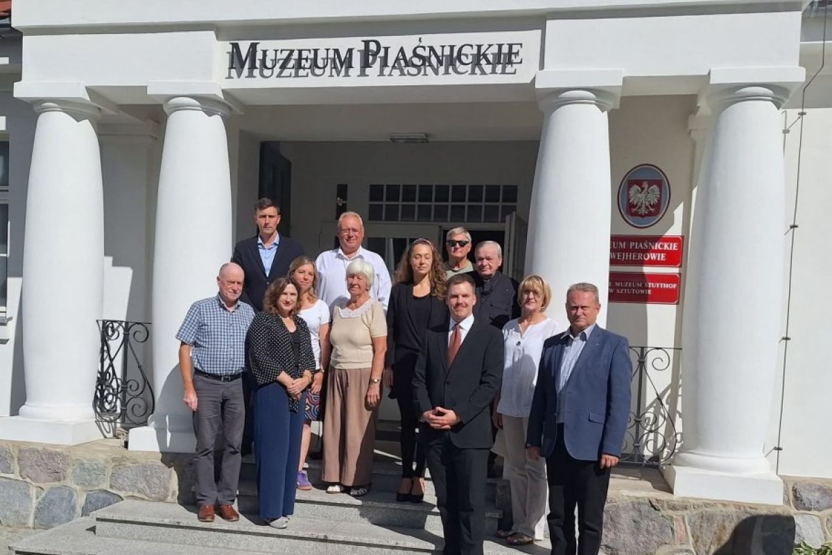 Społeczna Rada przed Muzeum Piaśnickim w Wejherowie