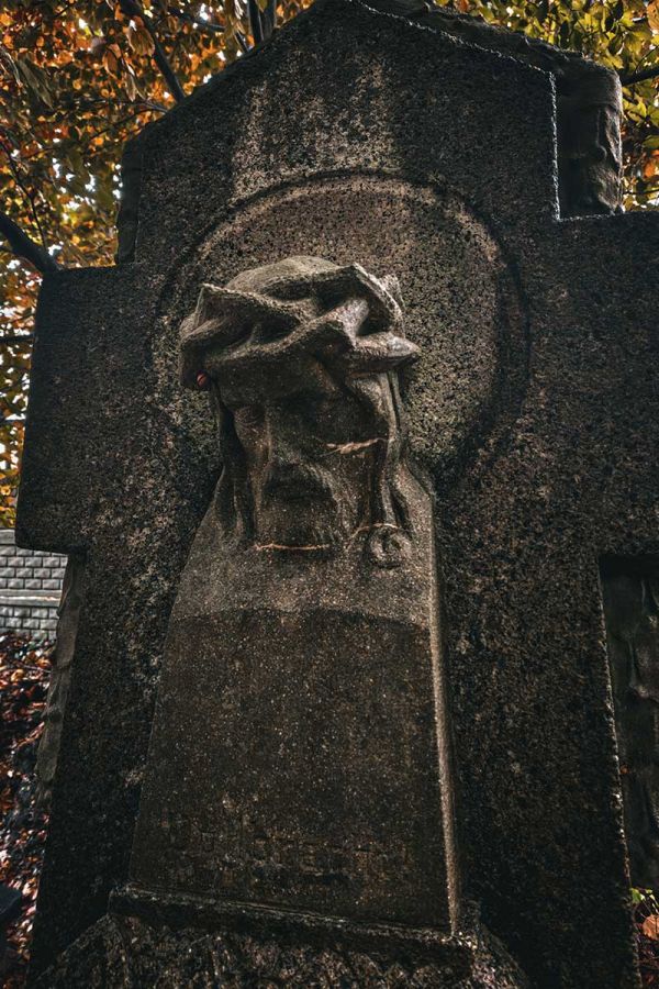 Monument with a sculpture of Jesus Christ